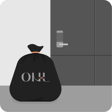 문 앞에 봉투 내놓기